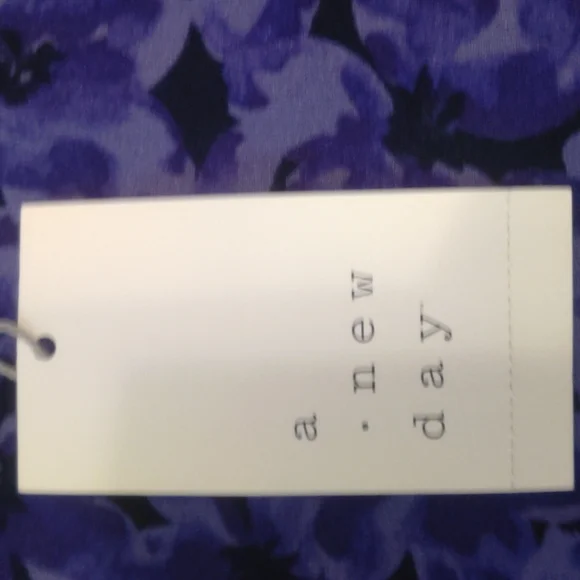 New with tag a new day top - Picture 2 of 3